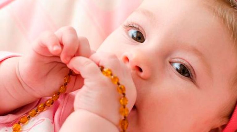 Dentição infantil: o colar de âmbar do bebê deve ser evitado?